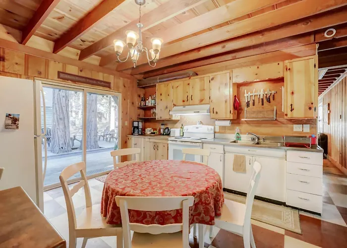Spacious Classic Cabin Retreat- Near Lassen