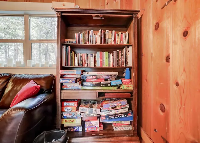 Spacious Classic Cabin Retreat- Near Lassen