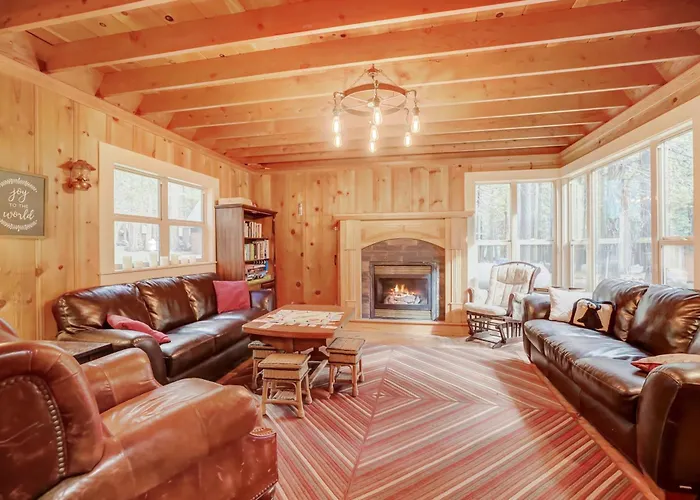 Spacious Classic Cabin Retreat- Near Lassen