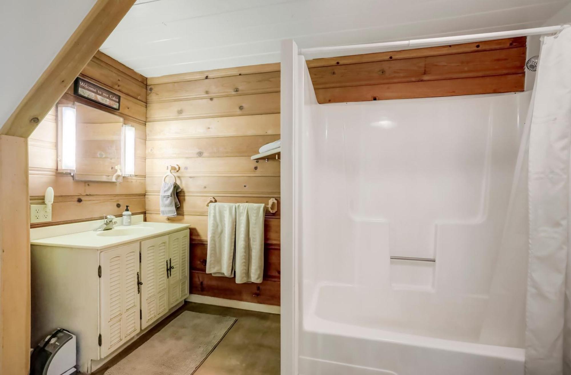 Spacious Classic Retreat- Near Lassen Holiday home